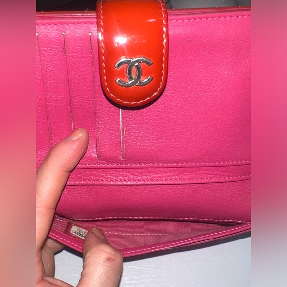 Chanel Matelassé Zip Wallet with Contrast Threading - Picture 9 of 14